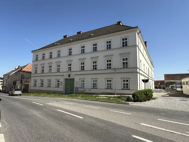 großzügige Büroräumlichkeiten in einem wunderschönen historischen Gebäude zu vermieten