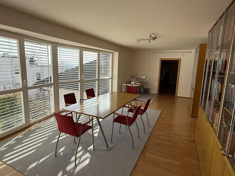ca. 225 m²repräsentative Büroräumlichkeiten in Zentrumsnähe mit Parkplätzen zu vermieten
