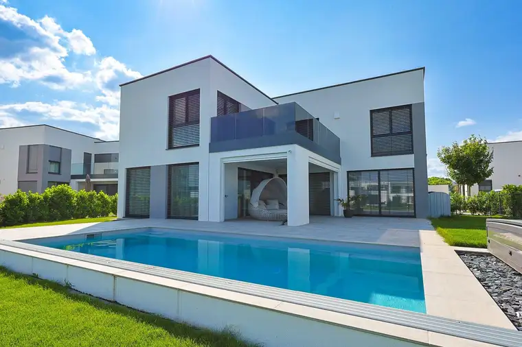 LUXUS-VILLA DIREKT AM WASSER mit privatem Seezugang &amp; Pool – energieeffizienter Neubau im Wohnpark Giardino