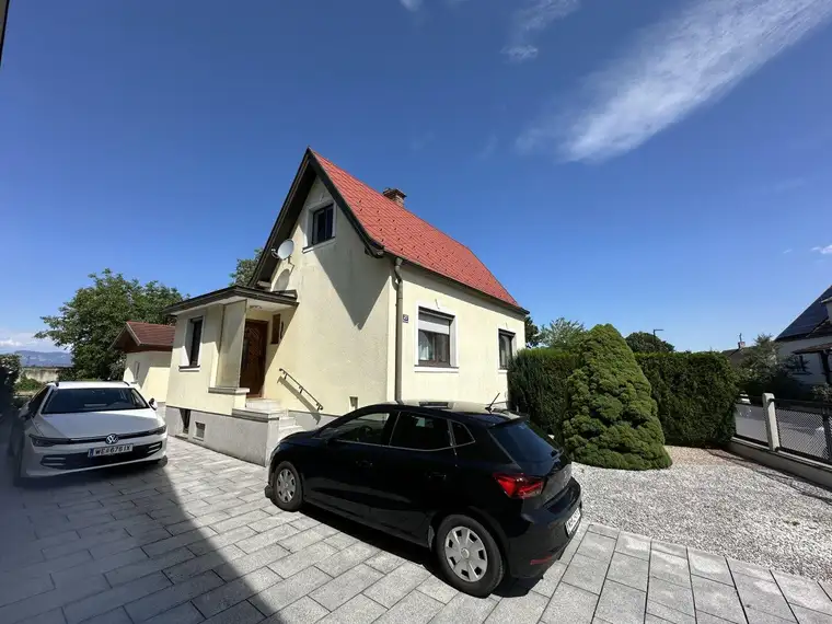 gepflegtes, kleines Wohnhaus mit Pool und Nebengebäude - auch für Anleger interessant