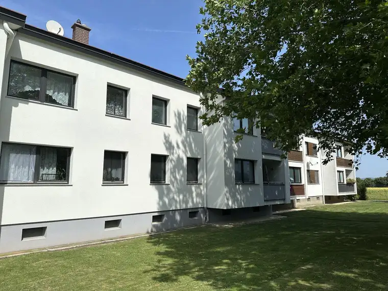 Großzügige Eigentumswohnung mit Loggia, großteils möbliert zu verkaufen