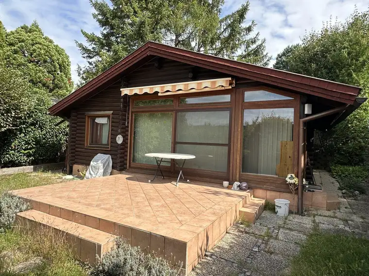 Blockbohlenhaus mit Wintergarten und Doppelgarage auf Eigengrund - mit Seebenützung zu verkaufen