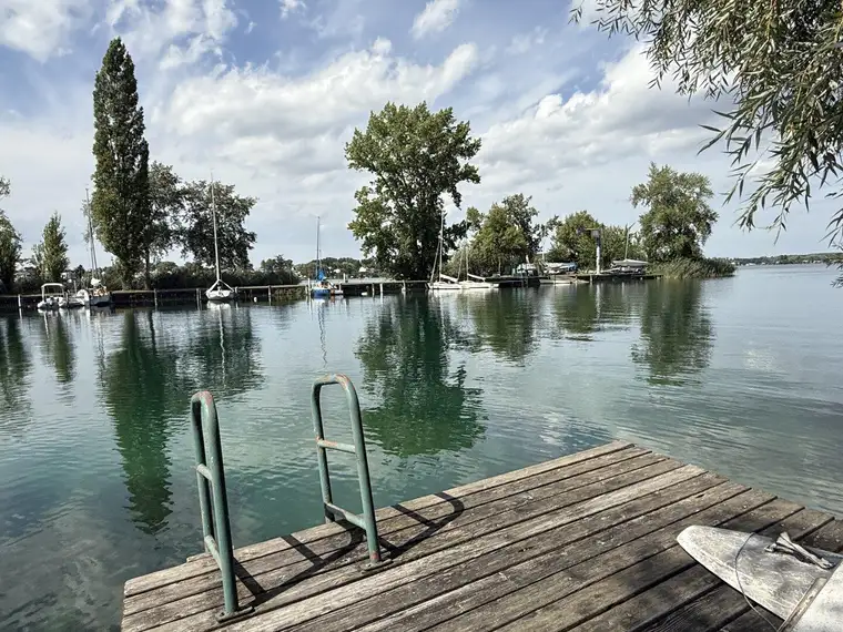 große UFERPAZRELLE mit privatem Badesteg am Neufelder See – Holzhaus mit Renovierungsbedarf beim Yachtclub auf Pachtgrund zu verkaufen