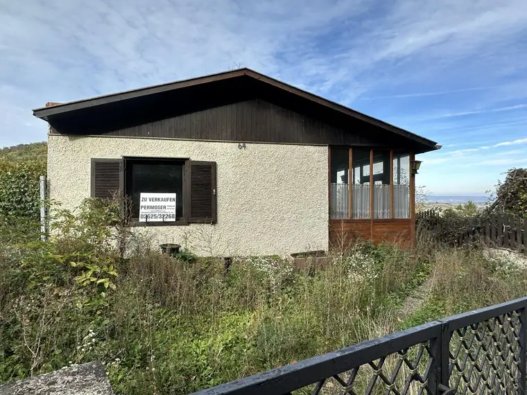 2 stark renovierungsbedürftige Häuser auf einem Grundstück mit schöner Fernsicht zu verkaufen