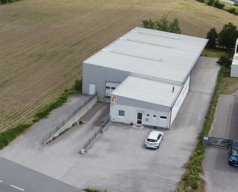 500 m² große Halle mit ca. 150 m² Bürotrakt an der Abfahrt S4 zu verkaufen