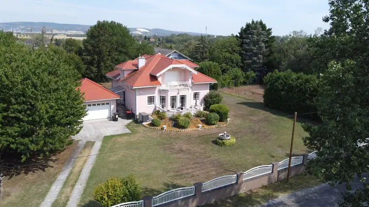 Einmalige Aussichtslage – stilvolles Wohnhaus auf über 2.000 m² mit unverbaubarem Traumblick