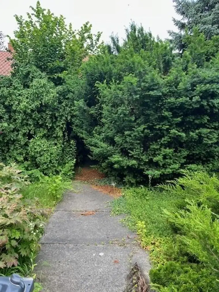 Grundstück mit zwei Abrissobjekten