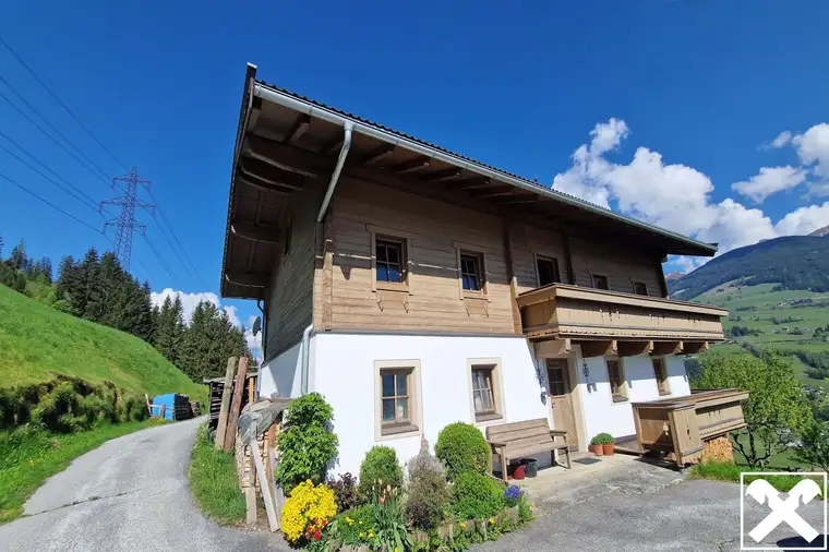 Idyllische Landwirtschaft mit Gebäuden und Grünflächen