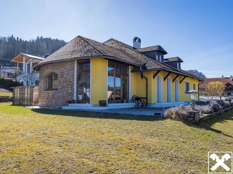 Großzügige Villa mit Mattseeblick