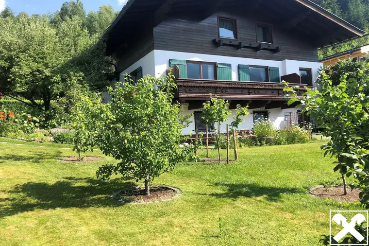 Wohnhaus mit Garten und traumhafter Bergkulisse