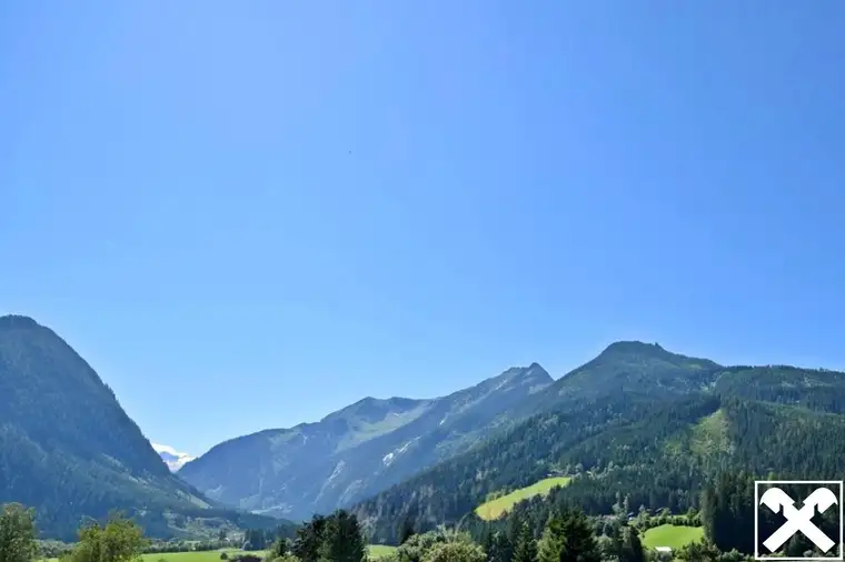Baugrundstück mit malerischer Bergkulisse