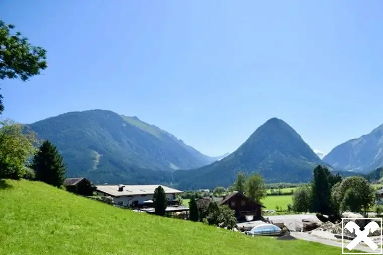 Sonniges Baugrundstück mit Bergpanorama