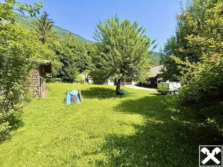 Großzügiges, sonniges Grundstück mit Altbestand