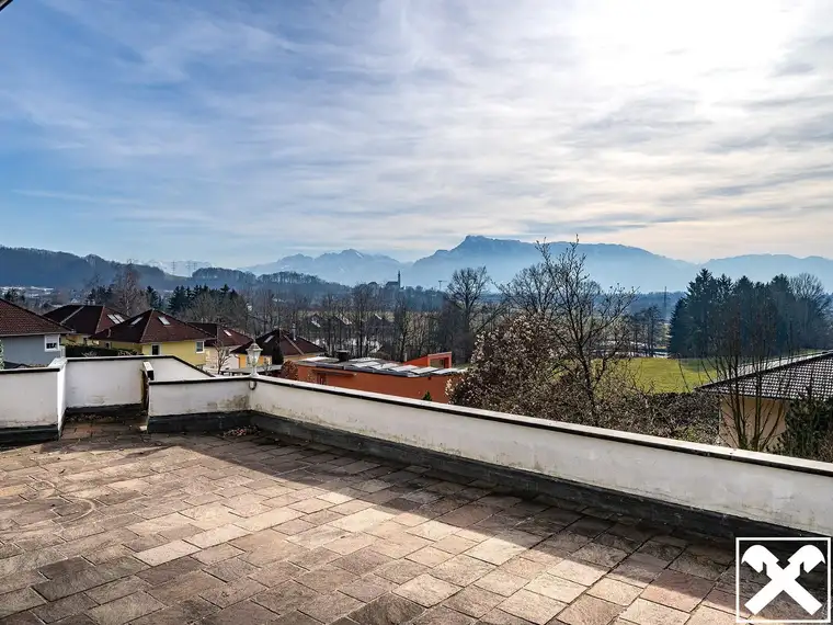 Bergblick: Großzügige Liegenschaft mit Potential