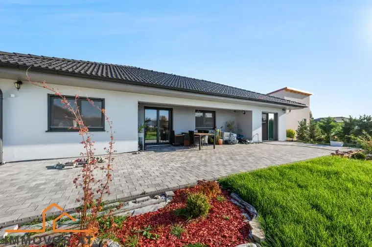 Frühling im eigenen Garten + ein leistbarer Traum! Einfamilienhaus mit Top-Haustechnik + 3 Garagen - Einziehen und genießen!
