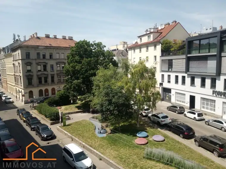 ***Beim Leon-Askin-Park:helle 2-Zimmer-Wohnung mit separater Kueche***