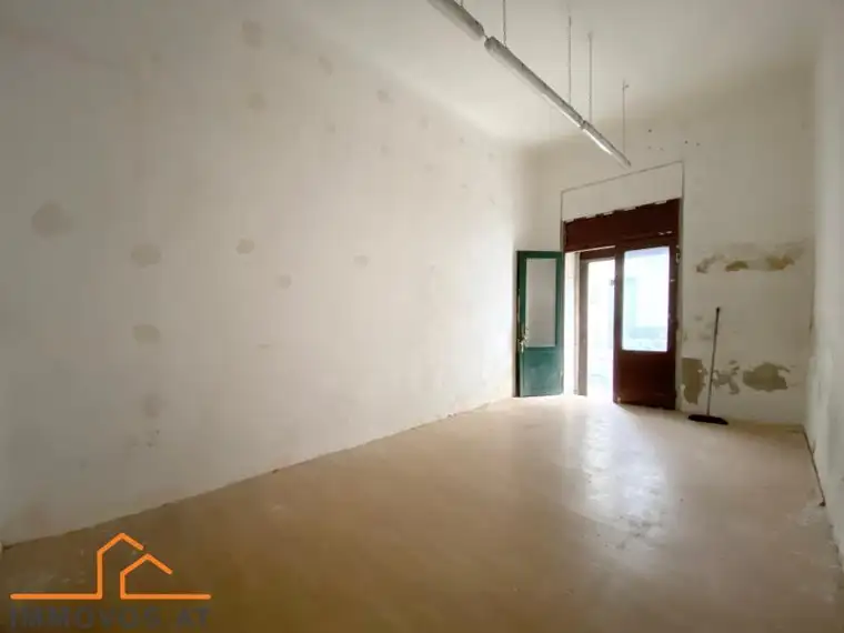sanierungsbedürftige ALTBAU Wohnung im EG