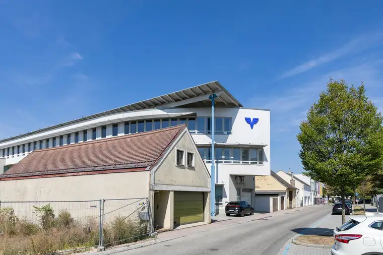 WOHN- UND GESCHÄFTSHAUS AM HAUPTPLATZ 