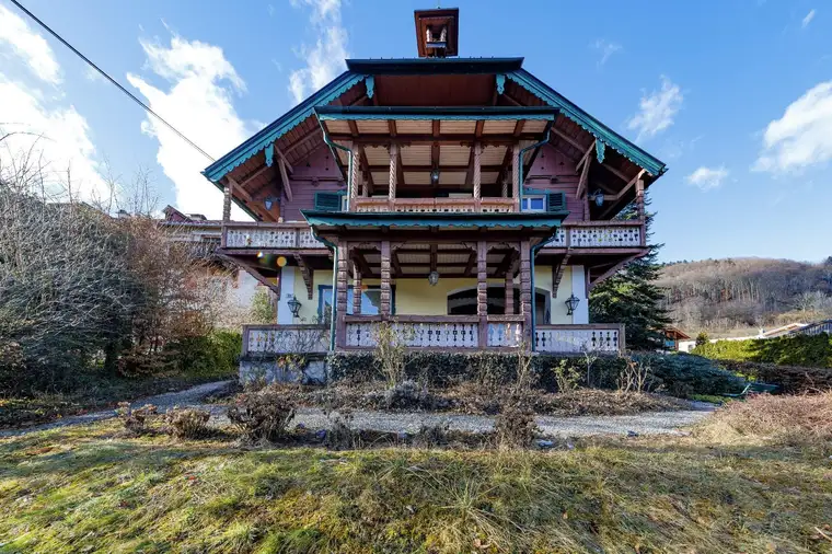 Repräsentative Attersee-Villa mit Seegrundstück