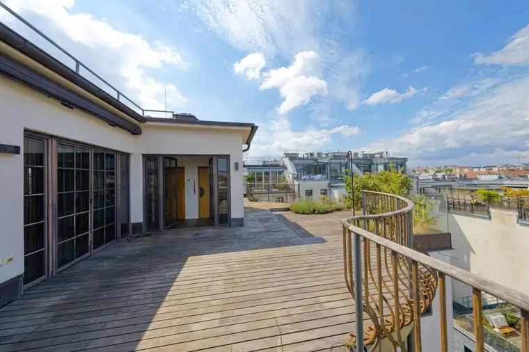 Exklusives Stadtpalais mit weitläufiger Terrasse, privatem Lift und eigenem Wellnessbereich