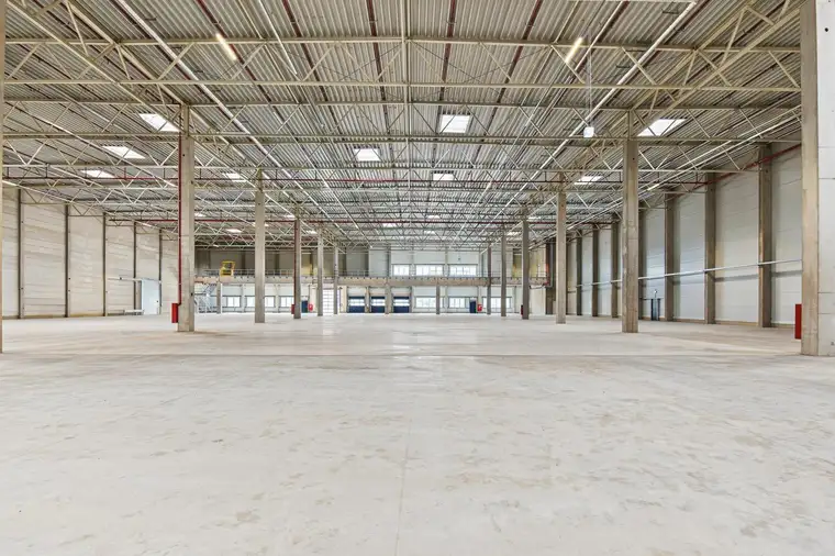 Kombination Lager 3579 m2 inklusive Büro 230 m2 südlich von Wien