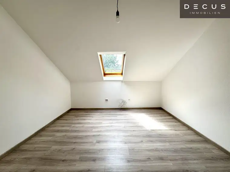 | CHARMANTE DACHGESCHOSSWOHNUNG | HELL &amp; ZENTRAL | 4. OG | IDEAL FÜR SINGLES &amp; STUDENTEN | TOP LAGE | NÄHE UNI