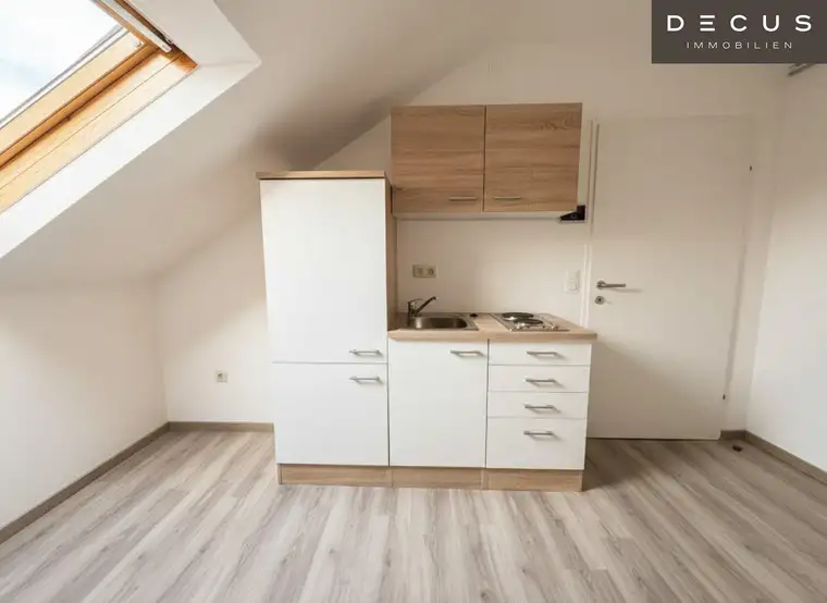 | CHARMANTE DACHGESCHOSSWOHNUNG | HELL &amp; ZENTRAL | 4. OG | IDEAL FÜR SINGLES &amp; STUDENTEN | TOP LAGE | NÄHE UNI