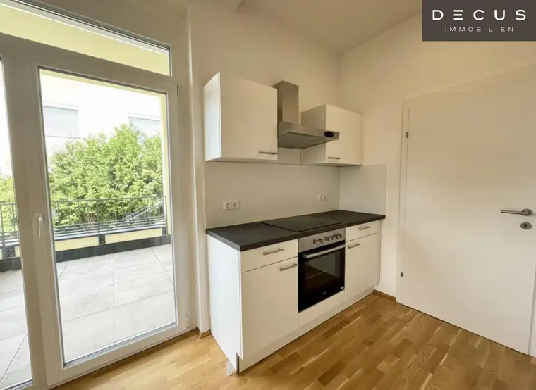 | CHARMANTE 2-ZIMMER WOHNUNG MIT GROSSZÜGIGER SW-TERRASSE | IN WUNDERSCHÖNER ALTBAU-VILLA | HELL &amp; GEMÜTLICH | IDEAL FÜR STUDENTEN, SINGELS ODER PÄRCHEN | NÄHE MED-UNI | TOP LAGE