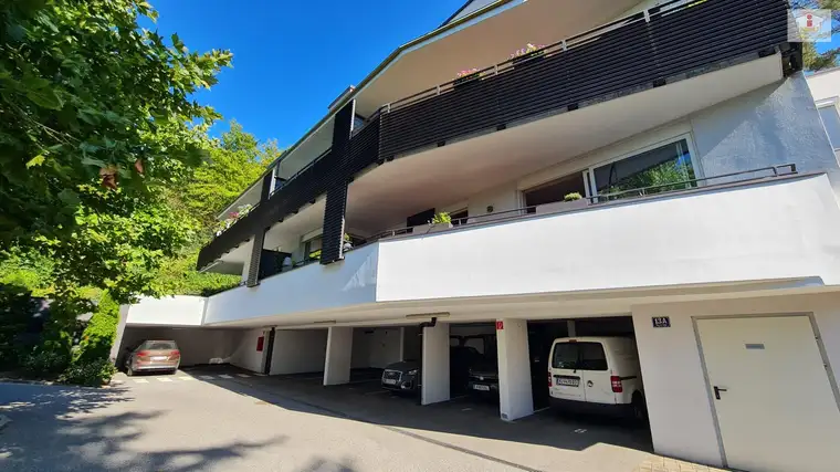 Exclusive 4-Zimmerwohnung mit 119 m² XL Balkon in bester Lage