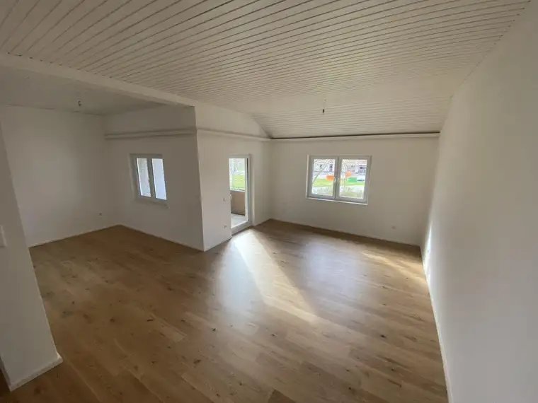 ERSTBEZUG - großzügige, renovierte 4 Zimmer Wohnung mit Terasse und 2 Bädern direkt in Gerasdorf
