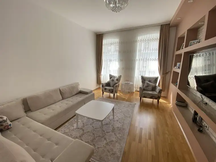 Großzügige 4 Zimmer Altbauwohnung mit Terrasse und 2 Bädern, in Top - Zustand