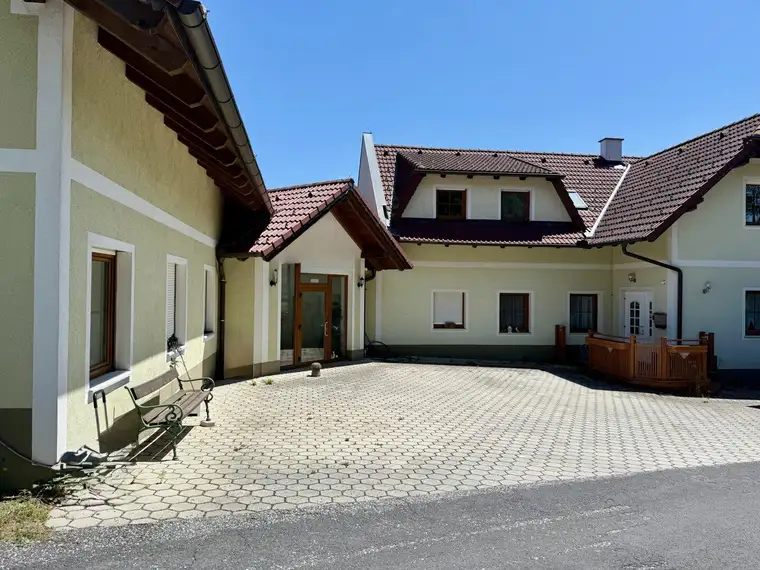 Idyllisches Mehrfamilienhaus mit Werkstatt und Nebengebäuden
