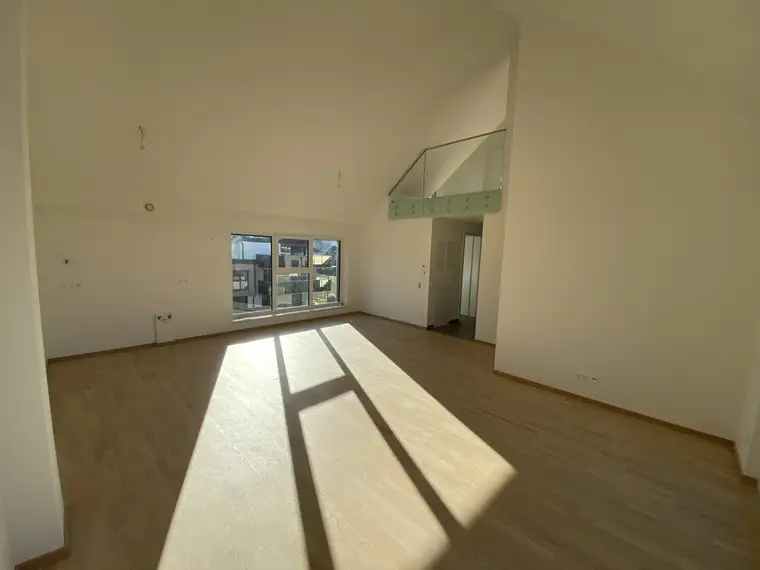 Neu errichtete Maisonettewohnung mit Terrasse und 2 Garagenplätzen - ERSTBEZUG