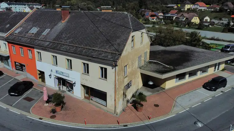 Geschäfts-Stadthaus mit 2 Wohnungen, riesiger Dachterrasse, 3 Geschäftsflächen, Lager und großem Innenhof, mitten in Lavamünd!