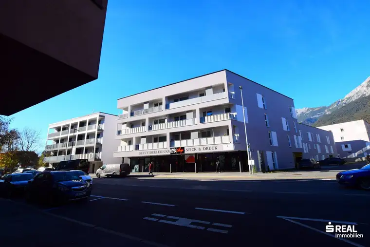 Top Lage, großes Potential: Modernes Geschäftslokal mit Garten, Terrasse, Garage und Stellplätzen in Telfs, Tirol!