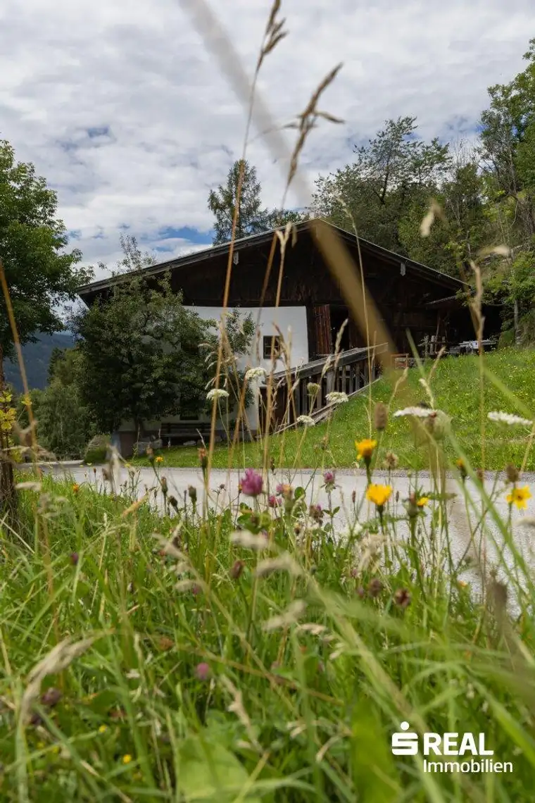 Ein Stück Tiroler Geschichte: 300 Jahre altes Bauernhaus in sonniger Lage