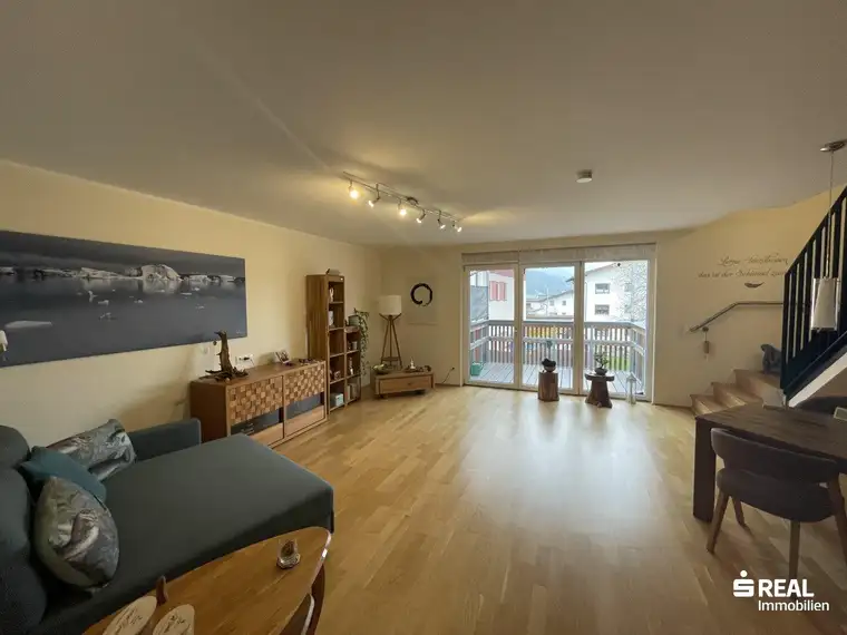 Modernes Wohngefühl auf zwei Ebenen – neuwertige Maisonette-Wohnung mit Balkon und traumhaftem Ausblick in Bad Häring