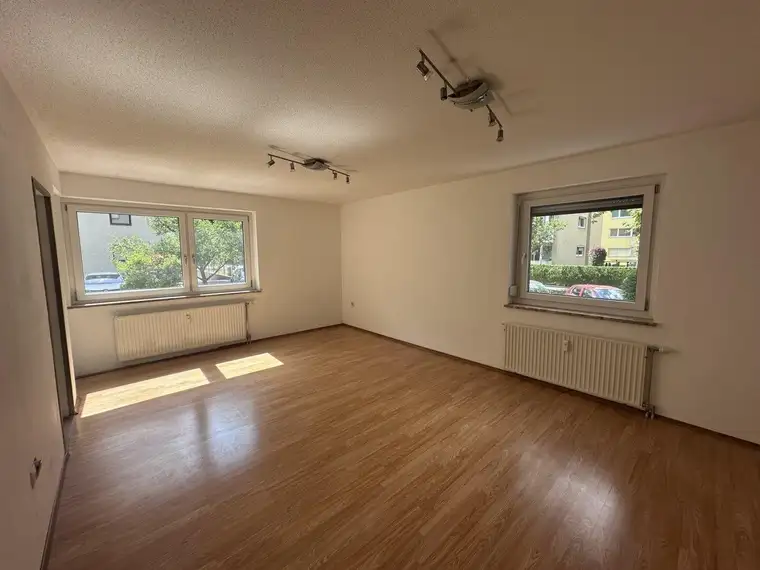 Schwaz: Leergeräumte 3-Zimmer-Wohnung mit verglaster Loggia – startklar für Ihre Sanierung
