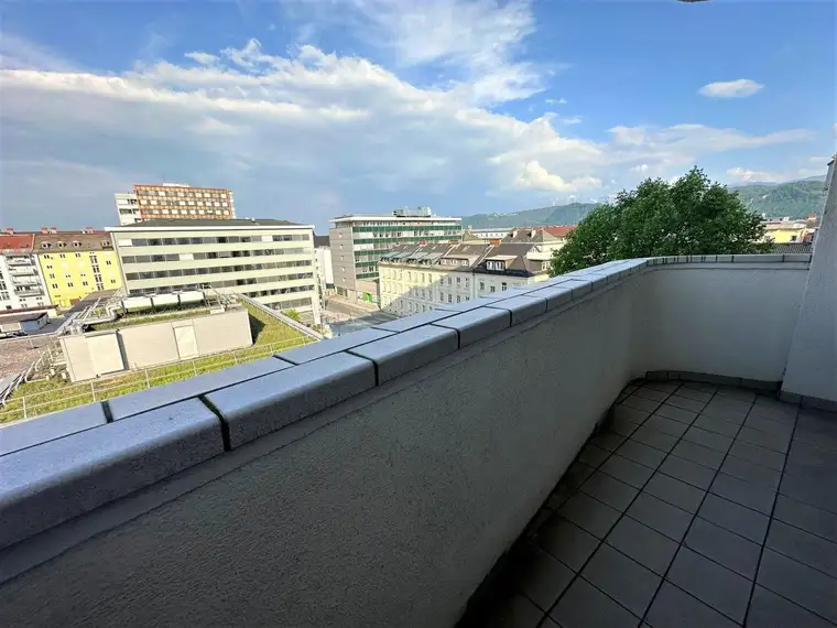 KLAGENFURT! ZENTRALE STADTWOHNUNG NEBEN ÖGK MIT ATEMBERAUBENDEM BLICK ÜBER KLAGENFURT – NUR 7 GEHMINUTEN ZUM HAUPTBAHNHOF, MIT DIREKTER KORALMBAHN-VERBINDUNG NACH GRAZ IN CA. 42 MINUTEN!