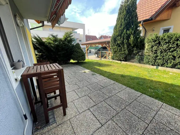 Sehr nette 2 1/2 Zimmerwohnung plus Wohnküche mit schönem Garten und Parkplatz!