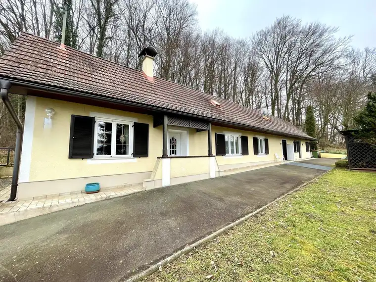 Bad Gleichenberg - Idyllisches Haus mit 3 Zimmern, einer Wohnküche und großem, schönen Garten !