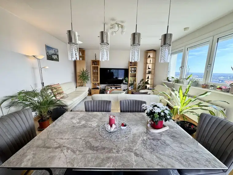 Mit traumhaften Blick über Graz - Stilvolle 4-Zimmer-Wohnung mit 2 Balkonen inkl. Tiefgarage!