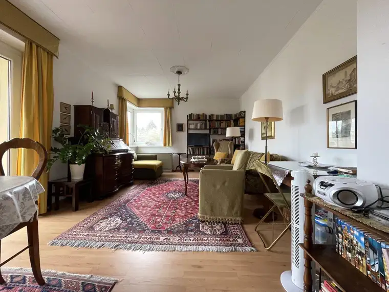 Nähe LKH - Perfekte Lage Charmante, gemütliche und sonnige 3-Zimmer-Wohnung mit Balkon mit Blick ins Grüne und auf den Leonhardbach!