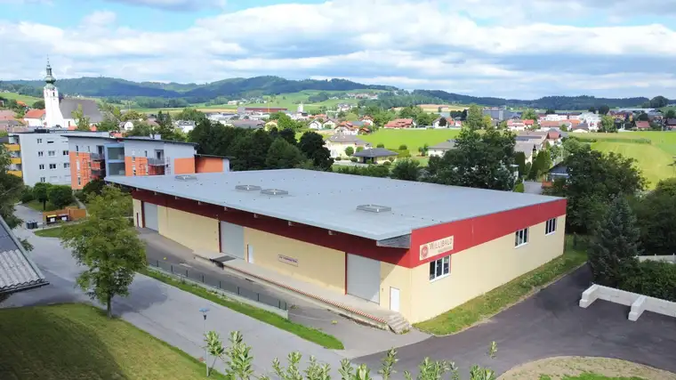 Zentrale Gewerbehalle mit vielseitigen Nutzungsmöglichkeiten
