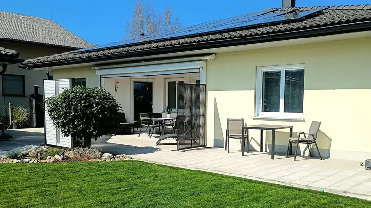 Neuwertiger, moderner Bungalow mit freier Aussicht