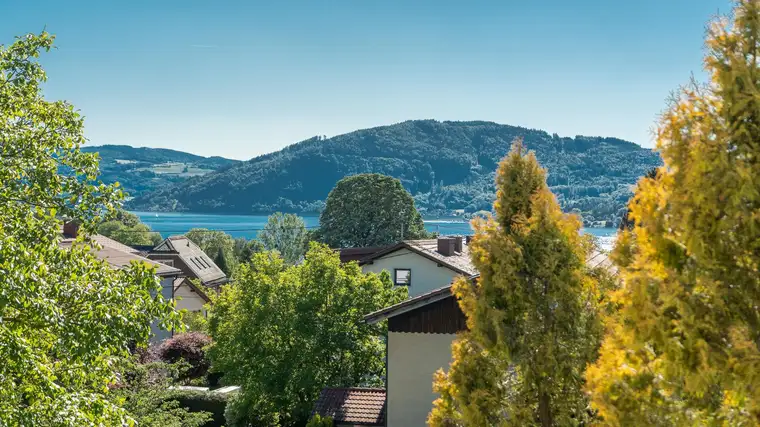 Dachgeschoßwohnung mit schöner Aussicht in Seenähe