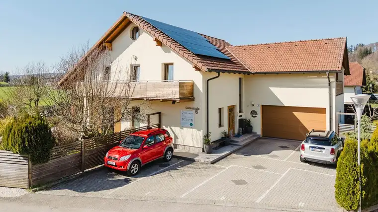 Großzügiges Anwesen: Raum für Familie und Geschäft