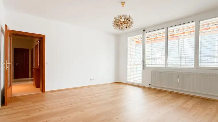 Helle 3-Zimmer-Wohnung mit Loggia in Salzburg-Lehen – WG-geeignet