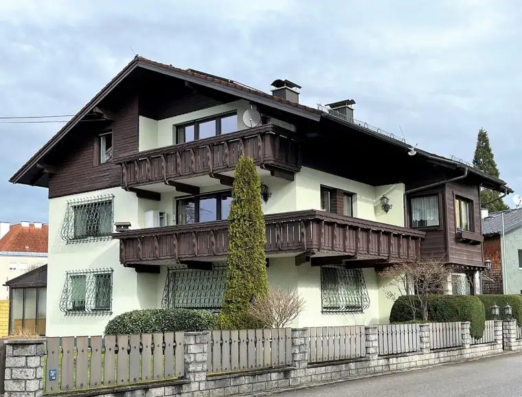 Wohnhaus mit 3 Wohneinheiten oder Büro/Ordination in zentraler Lage