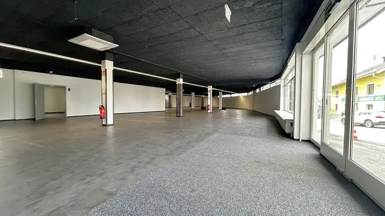 Großzügige Geschäftsfläche in bester Sichtlage im Herzen von Ampflwang